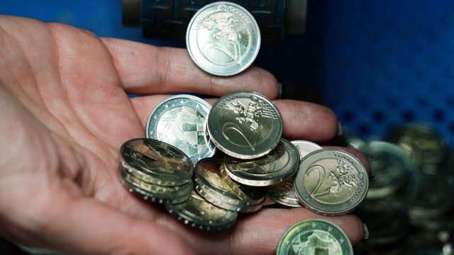 В еврозоне находится в обращении более 150 миллиардов монет, каждая из которых является законным платежным средством.