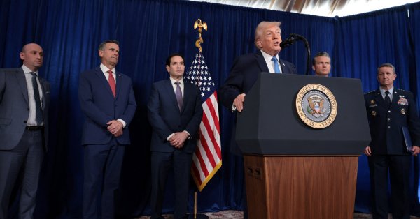 Трамп опубликовал фото Мадуро после ареста