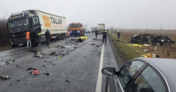 Появились первые кадры крушения болельщиков ПАОКа ВИДЕО