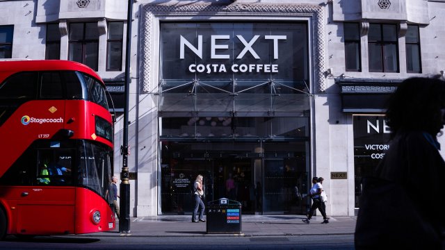 Компания Next снова повысила свои прогнозы после удачного рождественского сезона.