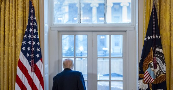 Знак Белого дома вызвал споры о том, страдает ли Трамп деменцией ВИДЕО