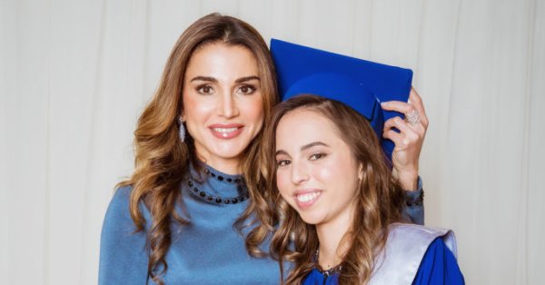 Посмотрите фотографии из путешествия королевы Рании и принцессы Сальмы по пустыне Вади-Рам.