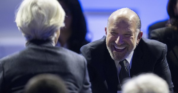 Напряженность в Давосе: Лагард уходит с ужина после спарринга с министром Трампа