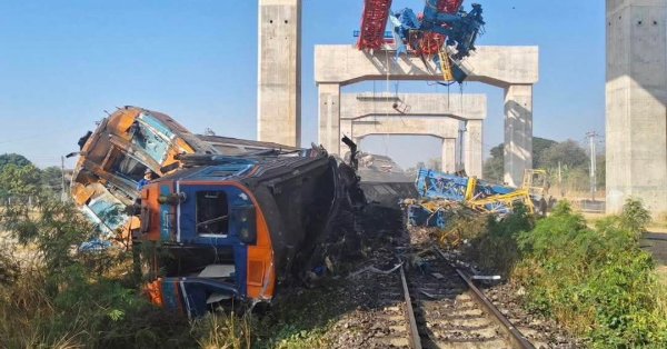Более 20 человек погибли после падения крана на поезд в Таиланде