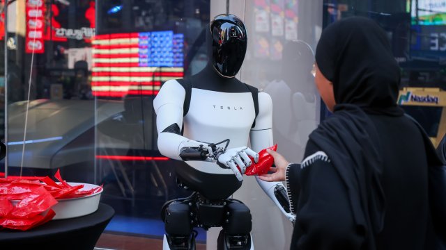 В Давосе Илон Маск пообещал массовое использование человекоподобных роботов в следующем году