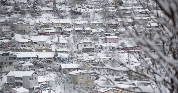 Сильный снегопад и мокрый снег парализовали Стамбул