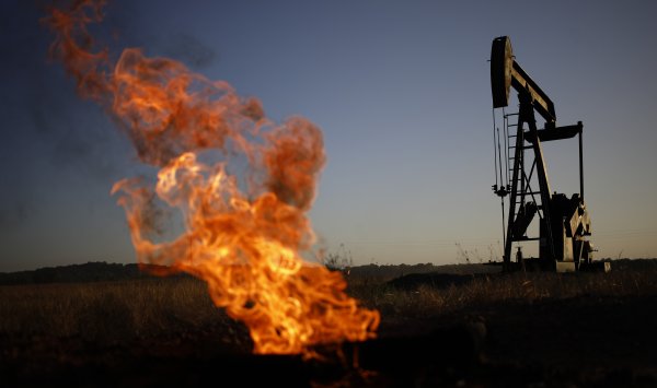 Нефть близка к четырехмесячному максимуму из-за Ирана и слабого доллара