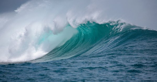 Из-за селфи в волнах: Женщину чуть не раздавило о скалы ВИДЕО