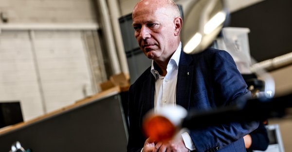 Мэр Берлина играл в теннис, пока 100 тысяч человек остались без электричества