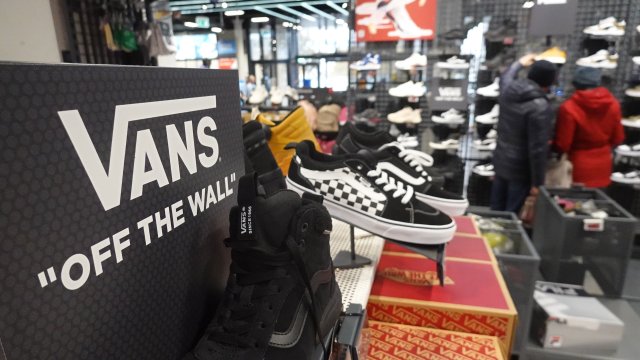 Материнская компания кроссовок Vans приятно удивила своими прогнозами из-за высокого спроса