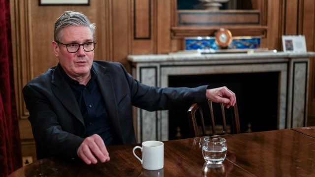 Партия Стармера готовится к решающим выборам, не имеющим средств