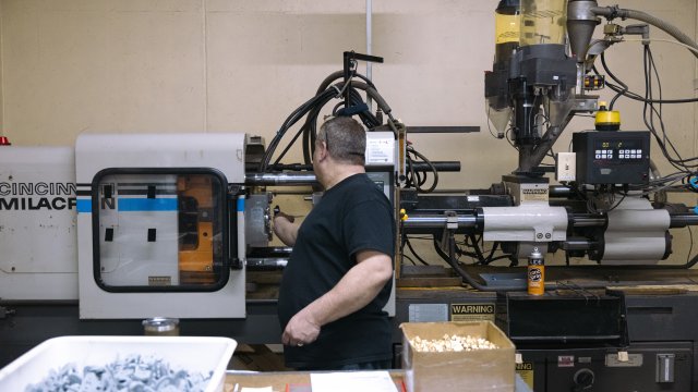 Еженедельные заявки на пособие по безработице в США незначительно выросли