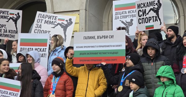 Акция протеста перед ММС: Около 500 детей и родителей из-за того, что их не пустили на Кубок Европы в Афинах