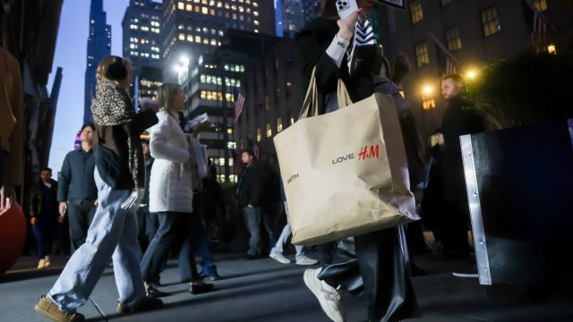 Прибыль H&M превзошла ожидания, но опасения по поводу замедления продаж растут
