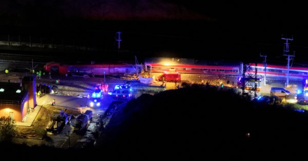 Число жертв железнодорожной катастрофы в Испании растет ФОТО