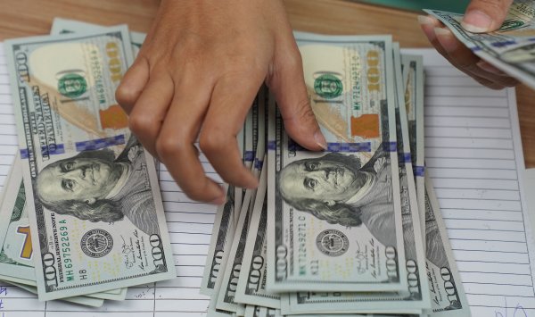 Трамп усугубил проблемы доллара, заявив, что его не беспокоит падение курса доллара.