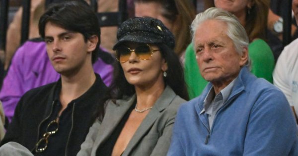 Кэтрин Зета-Джонс и Майкл Дуглас отвезли своих детей в одно из самых холодных мест мира