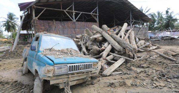 Семь человек погибли в результате оползня в Индонезии