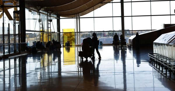 Турист в Испании пытался посадить умершую жену в самолет в коляске