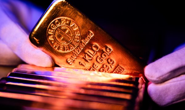 Цена на золото превысила отметку в 5000 долларов, чему способствовал глобальный кризис и ажиотажный спрос.