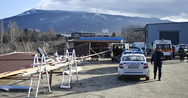 В Софии на людей упал сарай, один погиб ВИДЕО/ФОТО
