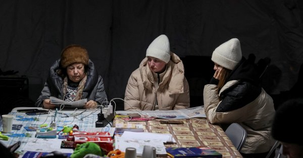 Киев зимой: в многоквартирном доме холод не ломает людей