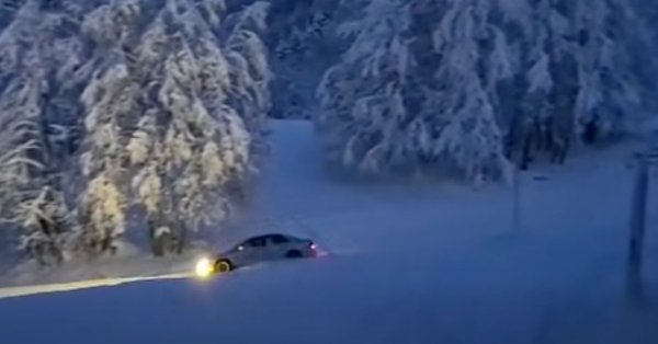 Джигити и в Альпах: Автомобиль съезжает со склона, подвергая опасности лыжников ВИДЕО