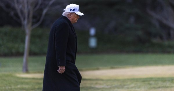 Трампа засняли, показывающего средний палец рабочему автозавода ВИДЕО