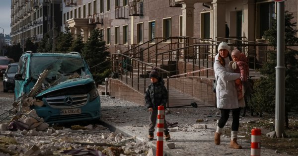 Усталость и страх перед войной видны в Киеве: от Tinder до танцев и бассейна.