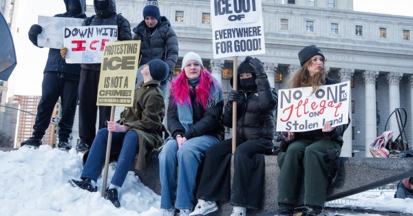 Тысячи людей протестовали по всей территории США против иммиграционных чиновников