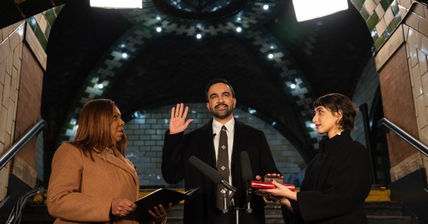 Положив руку на Коран, Зохран Мамдани принял присягу мэра Нью-Йорка