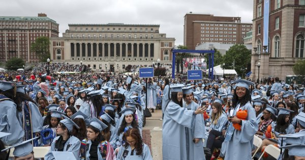 ИИ читает эссе и помогает в отборе студентов в США