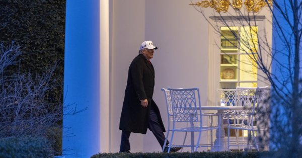 Министр здравоохранения США: Я не знаю, как Трамп еще жив