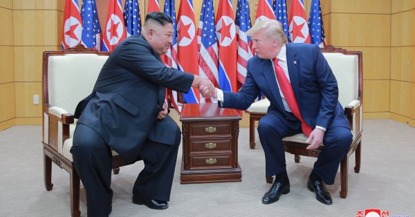 Трамп хочет, чтобы ему поклонялись, как северокорейцам Ким Чен Ыну ВИДЕО