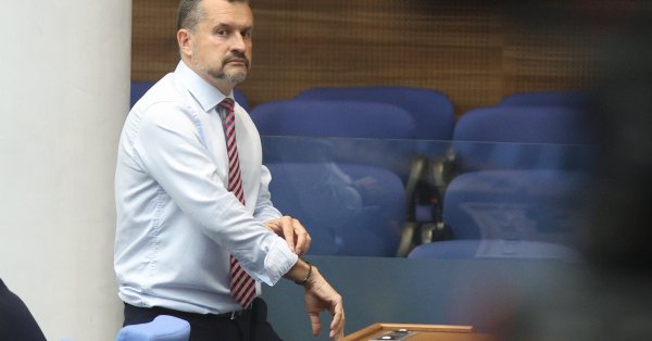 Калоян Методиев призывает Йотову созвать КСНС по делу "Петрохана"