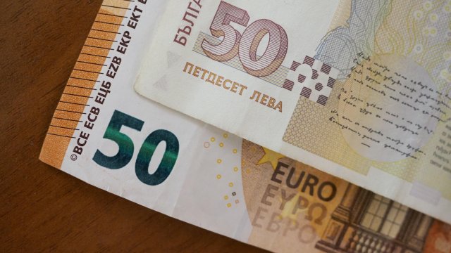 По итогам 2025 года средняя зарплата в Болгарии достигла 2678 лв.