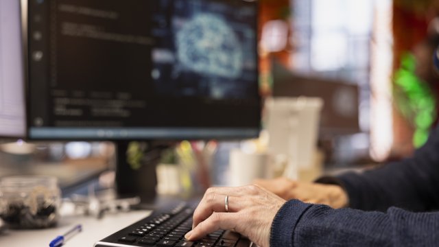 Бизнес в нашей стране опасается нанимать новых людей, все чаще обращается к ИИ