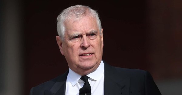 Эндрю воспользовался «Лолитой-экспрессом» и отвез девушку Эпштейна в Букингемский дворец.