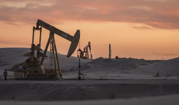 Нефть стабилизировалась после объявления о новых ядерных переговорах между США и Ираном