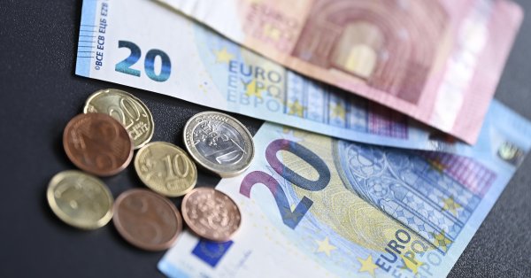 Они проверяют автомойку в Пловдиве, с карты которой дважды были сняты деньги в евро.