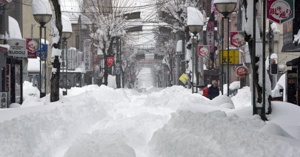 В префектуре Японии скопилось более 4 метров снега, погибли 30 человек