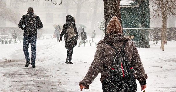 Завтра снегопад продолжится, температура опустится до минус 7°.