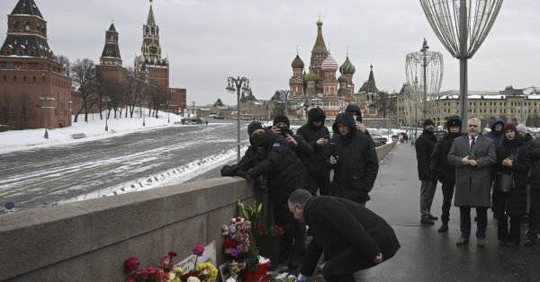 Ровно 11 лет назад убили Бориса Немцова, у Кремля его почтила лишь горстка людей