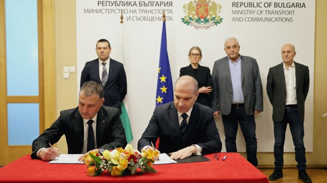 Ушедший в отставку министр транспорта подписал контракты на пассажирские железнодорожные перевозки на ближайшие 12 лет.