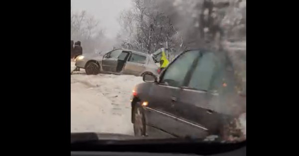 Снег и гололед привели к километровым пробкам на трассе Тракия.