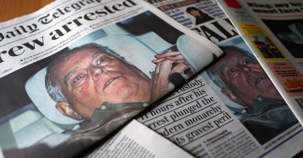 «Вы не можете поступить так со мной, я сын королевы», — кричал Эндрю, когда его арестовали.