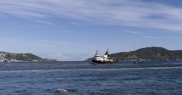 В Босфоре чудом удалось избежать катастрофы: корабль, следовавший в Бургас, попал в аварию