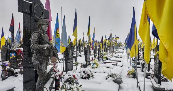 Вдова переносит могилу мужа в Киеве, опасаясь приезда россиян