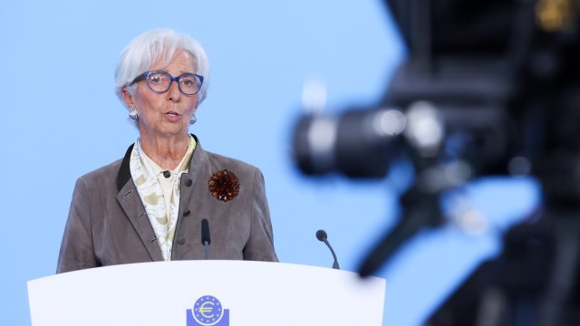 Тень Ле Пен падает на преемника Лагард в ЕЦБ