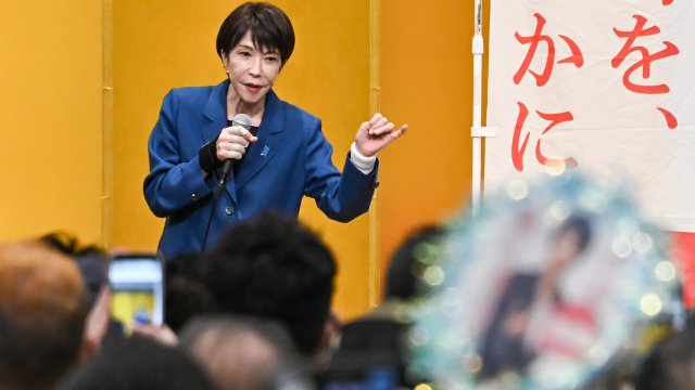 Япония решает, может ли она доверять лидерским качествам премьер-министра Такаити